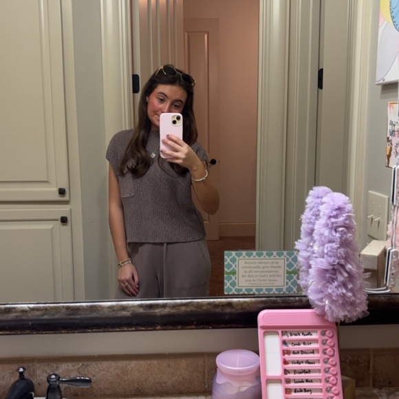 Meet your Posher, Isabella - Picture 3 of 3